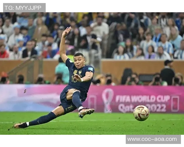 姆巴佩精彩过人遭对手推倒主裁对其进行严厉教育引发热议